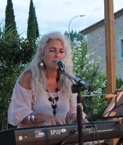 Vocalist Lua Català Ferrer